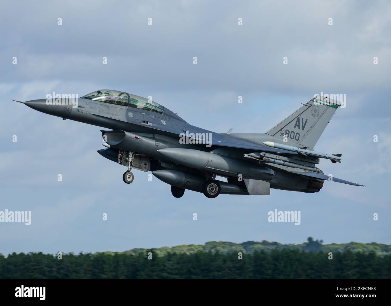 Un Falcon combattente F-16C dell'aeronautica statunitense assegnato allo Squadrone combattente 555th della 31st Fighter Wing, Aviano Air base, Italia, decollerà alla Royal Air Force base Lakenheath, Regno Unito, 7 settembre 2022, in preparazione dell'esercizio Cobra Warrior 2022 della Royal Air Force. I piloti F-16 hanno condotto corsi di formazione nell'area locale per familiarizzare con l'area locale prima del CW22. Le partnership create attraverso eventi formativi ricorrenti, come il Guerriero di Cobra, sostengono meglio la capacità della NATO di impiegare una forza strategica in teatro ogni volta che viene chiamata in causa. Foto Stock