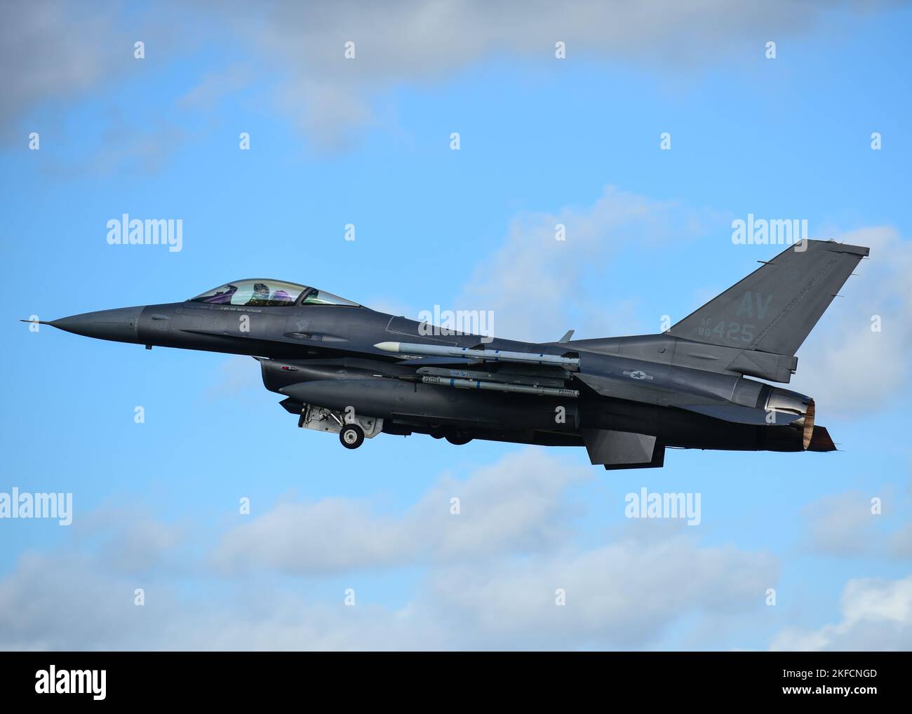 Un F-16D Fighting Falcon assegnato al 555th Fighter Squadron della 31st Fighter Wing, Aviano Air base, Italia, prende il volo alla Royal Air Force base Lakenheath, Regno Unito, 7 settembre 2022, in preparazione dell'esercizio Cobra Warrior 2022 della Royal Air Force, Insieme ad altri alleati della NATO e forze aeree partner. I piloti F-16 hanno condotto corsi di formazione nell'area locale per familiarizzare con l'area locale prima del CW22. Le partnership con gli alleati e i partner della NATO sono fondamentali per contrastare gli attori maligni, aumentando al contempo l’interoperabilità nella regione. Foto Stock