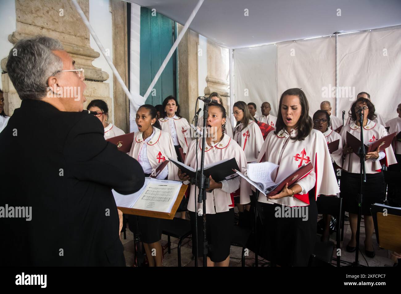 Salvador, Bahia, Brasile - 26 maggio 2016: I cattolici cantano nel coro della chiesa per il tributo al corpus cristo, nella città di Salvador, Brasile. Foto Stock