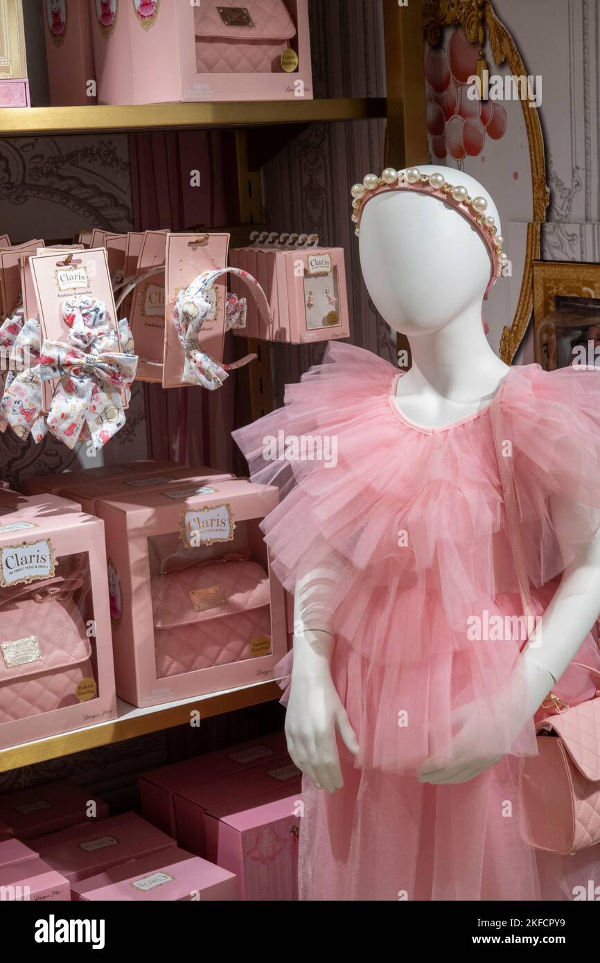 FAO Schwarz è un famoso negozio di giocattoli situato nel 30 Rockefeller Center, New York City, USA 2022 Foto Stock