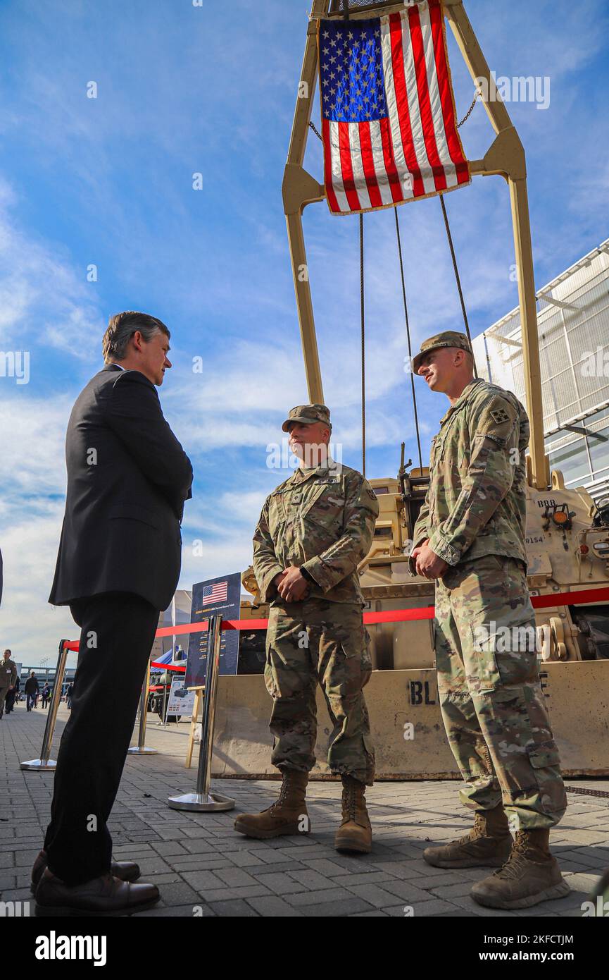 SPC dell'esercito degli Stati Uniti. Hayden Aulds, da West Monroe, Louisiana, e Sgt. Christopher Nicklaus, di Rothchild, Wisconsin, entrambi M1 Abrams manutentori di sistemi, ascolta l'onorevole Douglas Bush, il 7th ° Vice Segretario dell'esercito degli Stati Uniti per l'acquisizione, la logistica, e la tecnologia, durante la 30th ° annuale International Defense Industry Exhibition a Kielce, Polonia, 7 settembre 2022. Fiere come MPSO offrono al Dipartimento della Difesa e della Difesa degli Stati Uniti un'opportunità unica di interagire con alleati e partner e dimostrare alcune delle sue capacità. Foto Stock