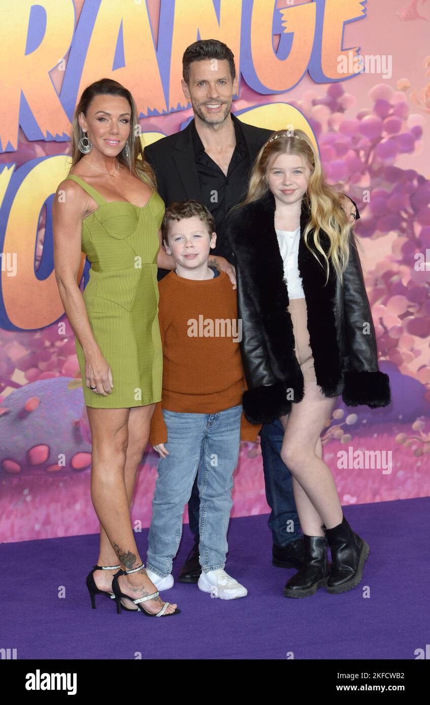 La foto deve essere accreditata ©Alpha Press 078237 17/11/2022 Michelle Heaton e il marito Hugh Hanley con i figli AJ Aaron Jay e Faith Strange World Film Premiere a Londra Foto Stock