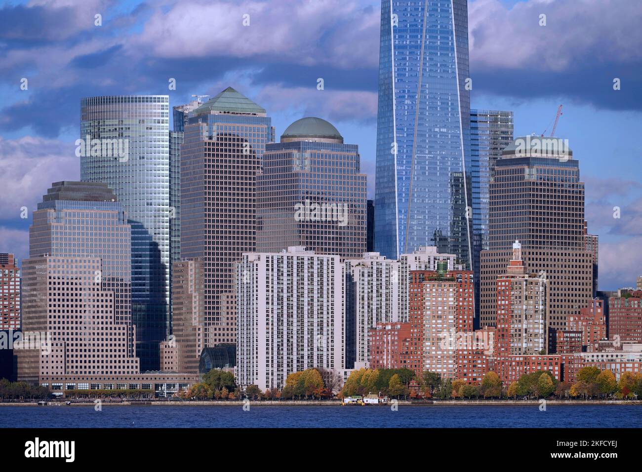 Vista ravvicinata dei grandi edifici di Lower Manhattan, tra cui One World Trade Center e World Financial Center Foto Stock