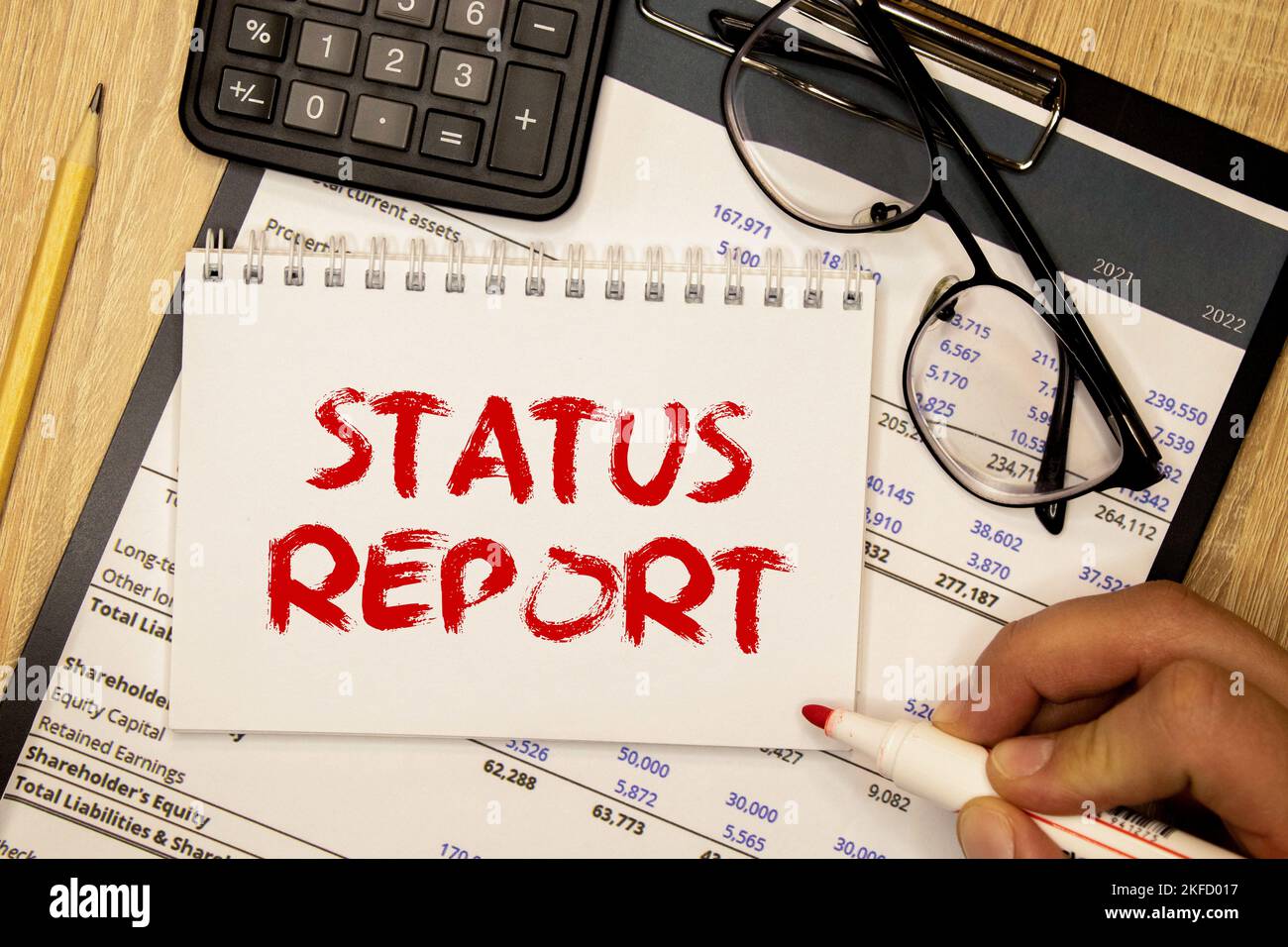 Messa a fuoco selettiva di laptop, geometria della bussola e notebook scritti con report DI STATO di testo. Foto Stock