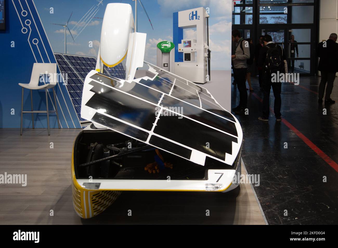 Monaco, Germania. 17th Nov 2022. Photovtaik Anlage, Grüner Wasserstoff bei der Electronica/Semicon Europa Messe, der Weltleitmesse und Konferenz der Elektronik, a München. -- Fotovoltaico, idrogeno verde alla fiera elettronica/Semicon Europe, la fiera e conferenza leader mondiale per l'elettronica, a Monaco di Baviera, in Germania. (Foto di Alexander Pohl/Sipa USA) Credit: Sipa USA/Alamy Live News Foto Stock