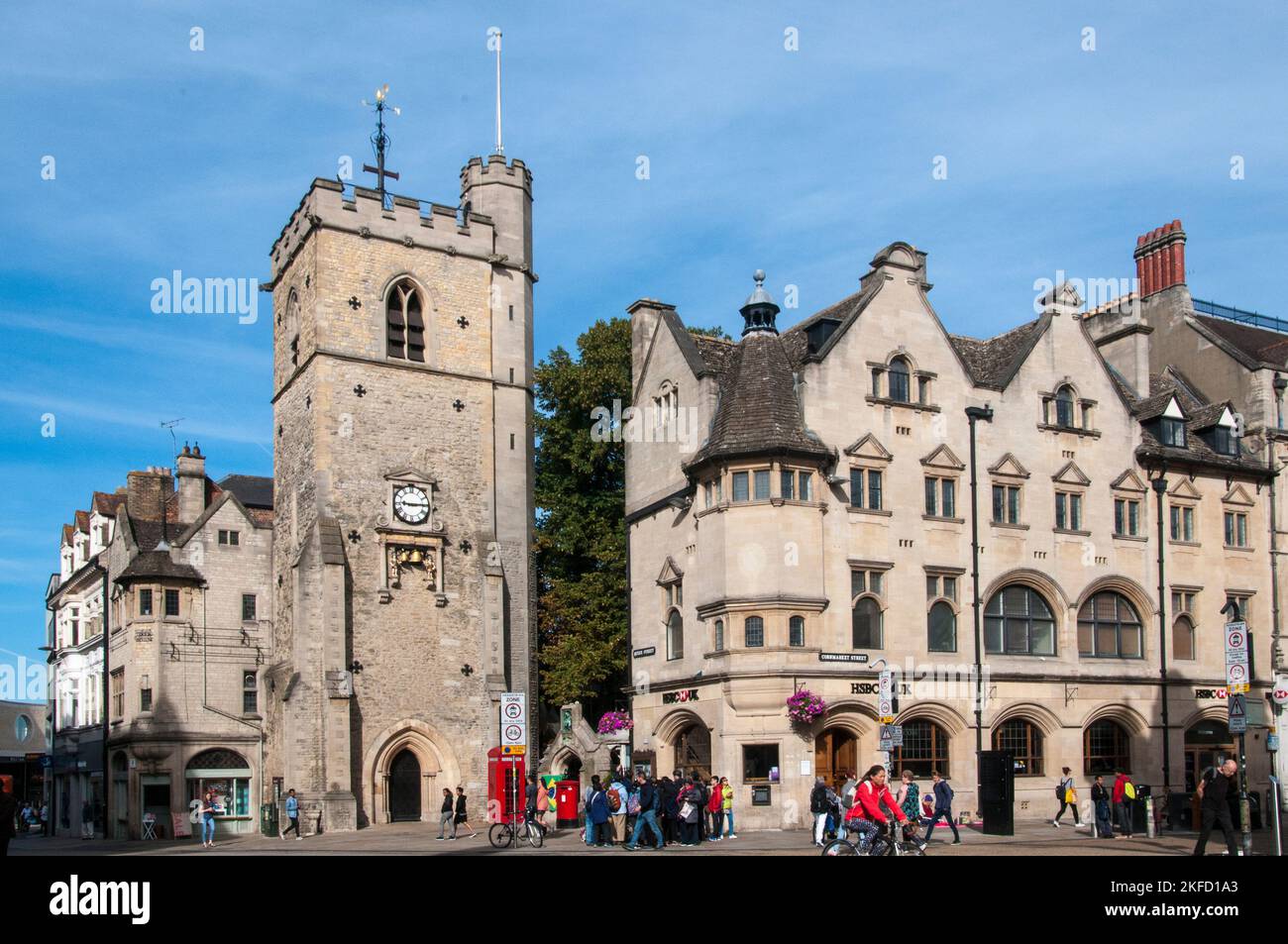 Carfax o St Martins Tower si trova ad un incrocio nel centro della città universitaria di Oxford, Inghilterra Foto Stock