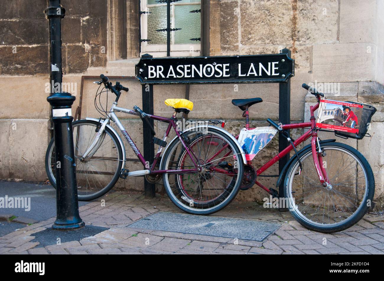 Biciclette parcheggiate in Brasenose Lane, un pittoresco vicolo nel cuore della storica Oxford. La corsia è fiancheggiata da 3 college storici dell'università Foto Stock