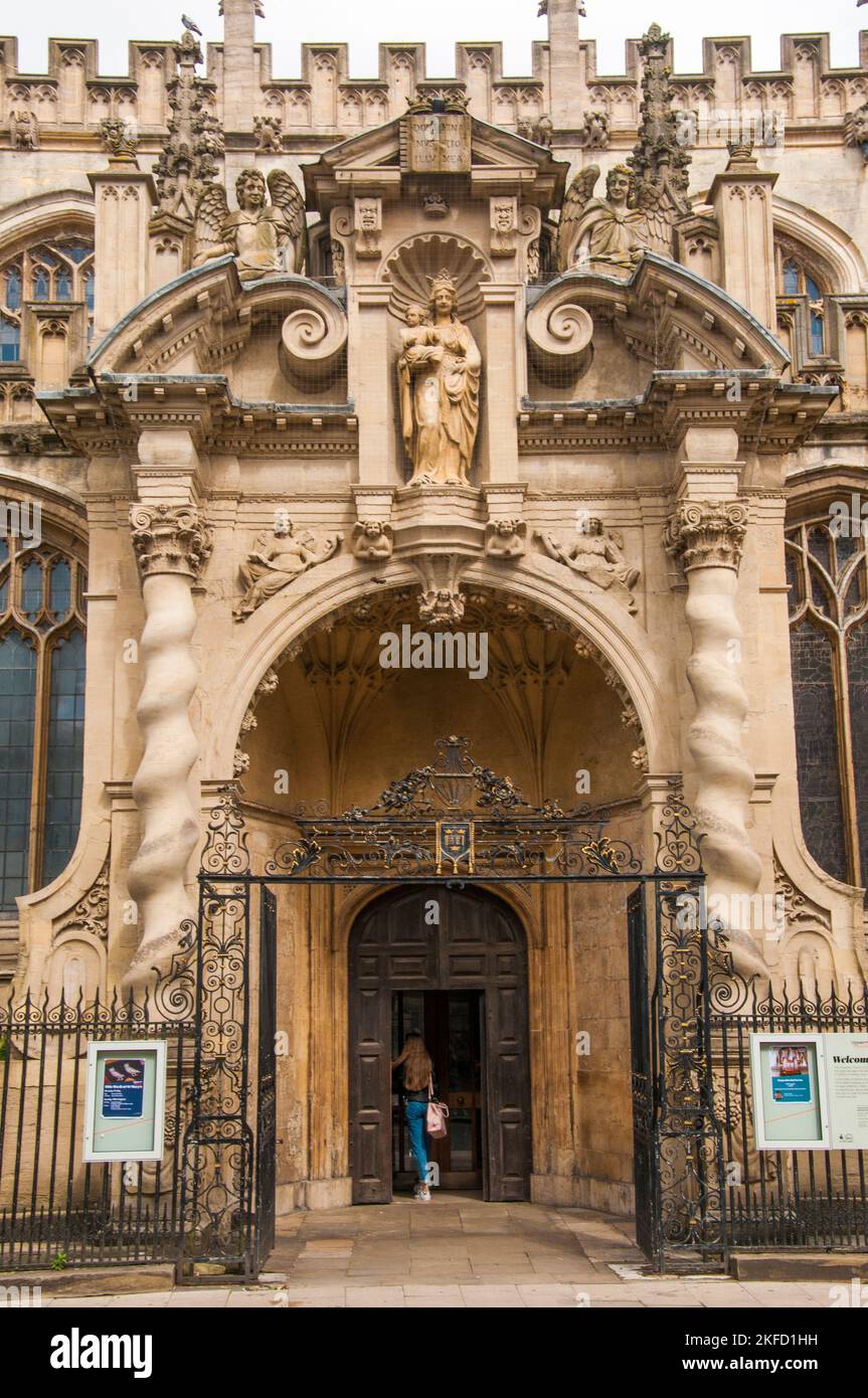 Portico sud della storica chiesa universitaria di St Mary the Virgin, Oxford, Inghilterra Foto Stock