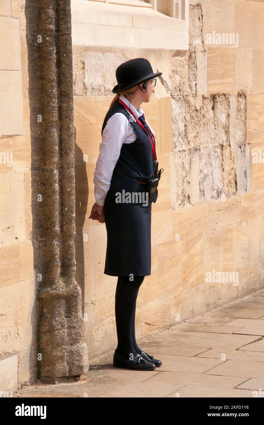 Membro del personale di custodia in servizio a Tom Quad, Christ Church College, Oxford University, Inghilterra Foto Stock