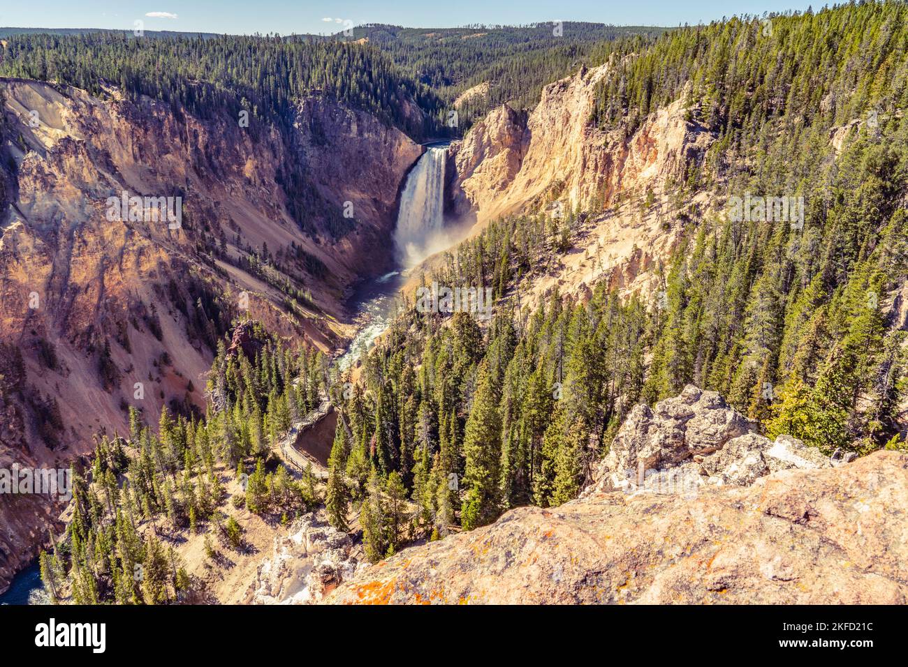 Guarda verso il basso o di fronte alle Lower Yellowstone Falls nel parco nazionale di Yellowstone, USA. L'acqua scorre e scorre su ripide rocce nel Canyon di Yellowstone. Foto Stock