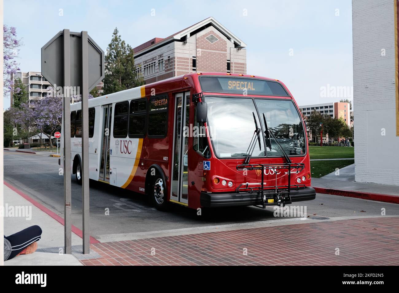 Un primo piano di un bus scolastico USC parcheggiato nel campus di Los Angeles, California Foto Stock