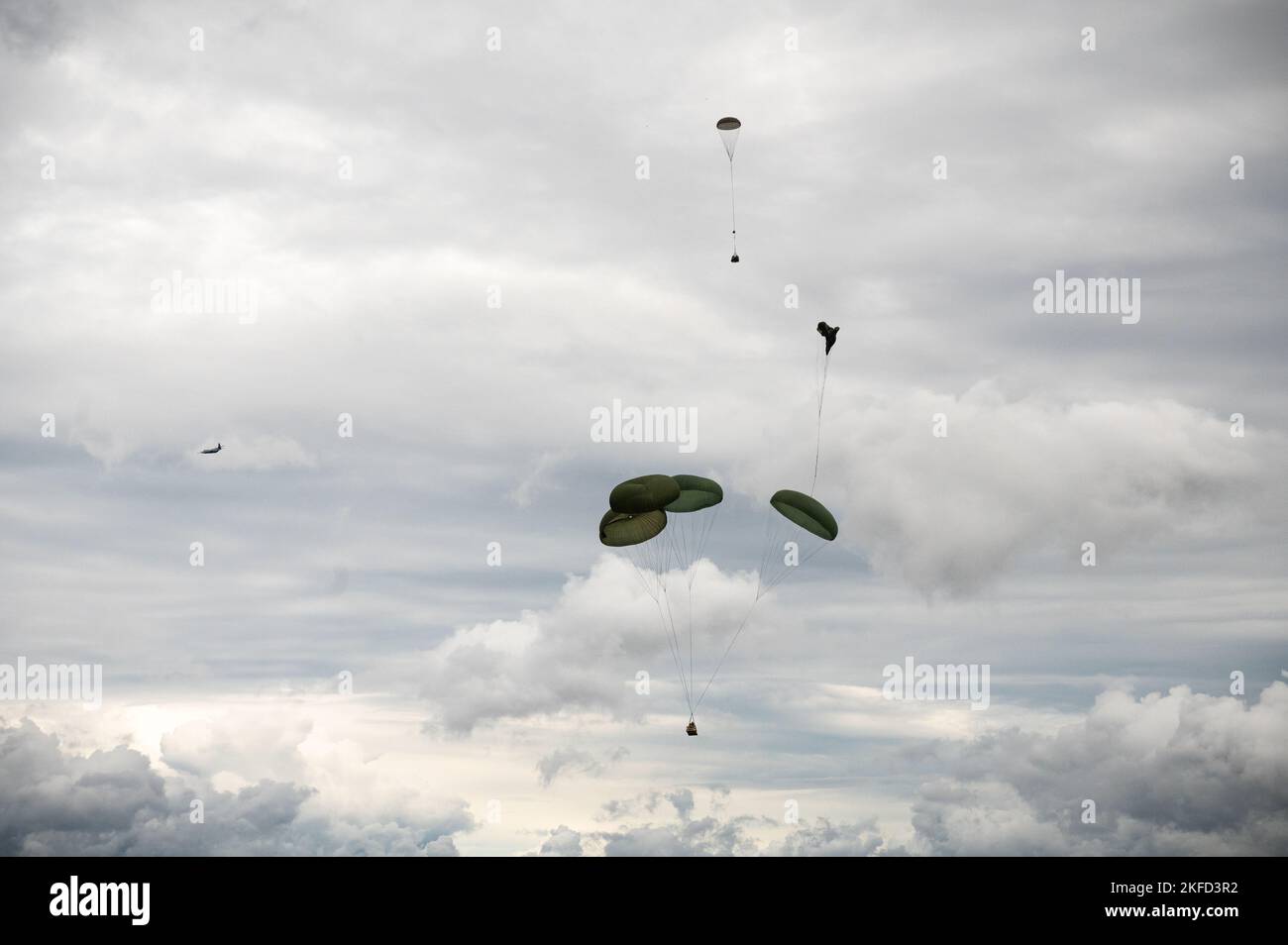 I soldati statunitensi assegnati alla squadra di combattimento della Brigata di Fanteria 173rd - Airborne (173rd IBCT ABN) conducono una caduta di attrezzature durante l'esercizio Saber Junction 22 presso Hohenfels Training Area, Joint Multinational Readiness Center (JMRC) a Hohenfels, Germania, settembre 2022. Saber Junction 22 è una rotazione di addestramento al combattimento progettata per valutare la prontezza dell'IBCT 173rd (ABN) nell'esecuzione delle operazioni in un ambiente congiunto e combinato e per promuovere l'interoperabilità con le nazioni alleate e partner partecipanti. Foto Stock