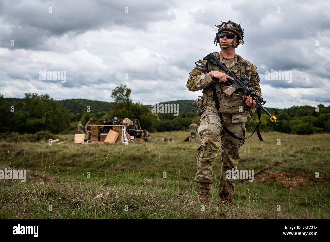 Lo Specialista dell'esercito statunitense Trevor Crosby, assegnato alla squadra di combattimento della Brigata di fanteria 173rd - Airborne (173rd IBCT ABN) fornisce sicurezza durante l'esercizio Saber Junction 22 presso Hohenfels Training Area, Joint Multinational Readiness Center (JMRC) a Hohenfels, Germania, 2022 settembre. Saber Junction 22 è una rotazione di addestramento al combattimento progettata per valutare la prontezza dell'IBCT 173rd (ABN) nell'esecuzione delle operazioni in un ambiente congiunto e combinato e per promuovere l'interoperabilità con le nazioni alleate e partner partecipanti. Foto Stock