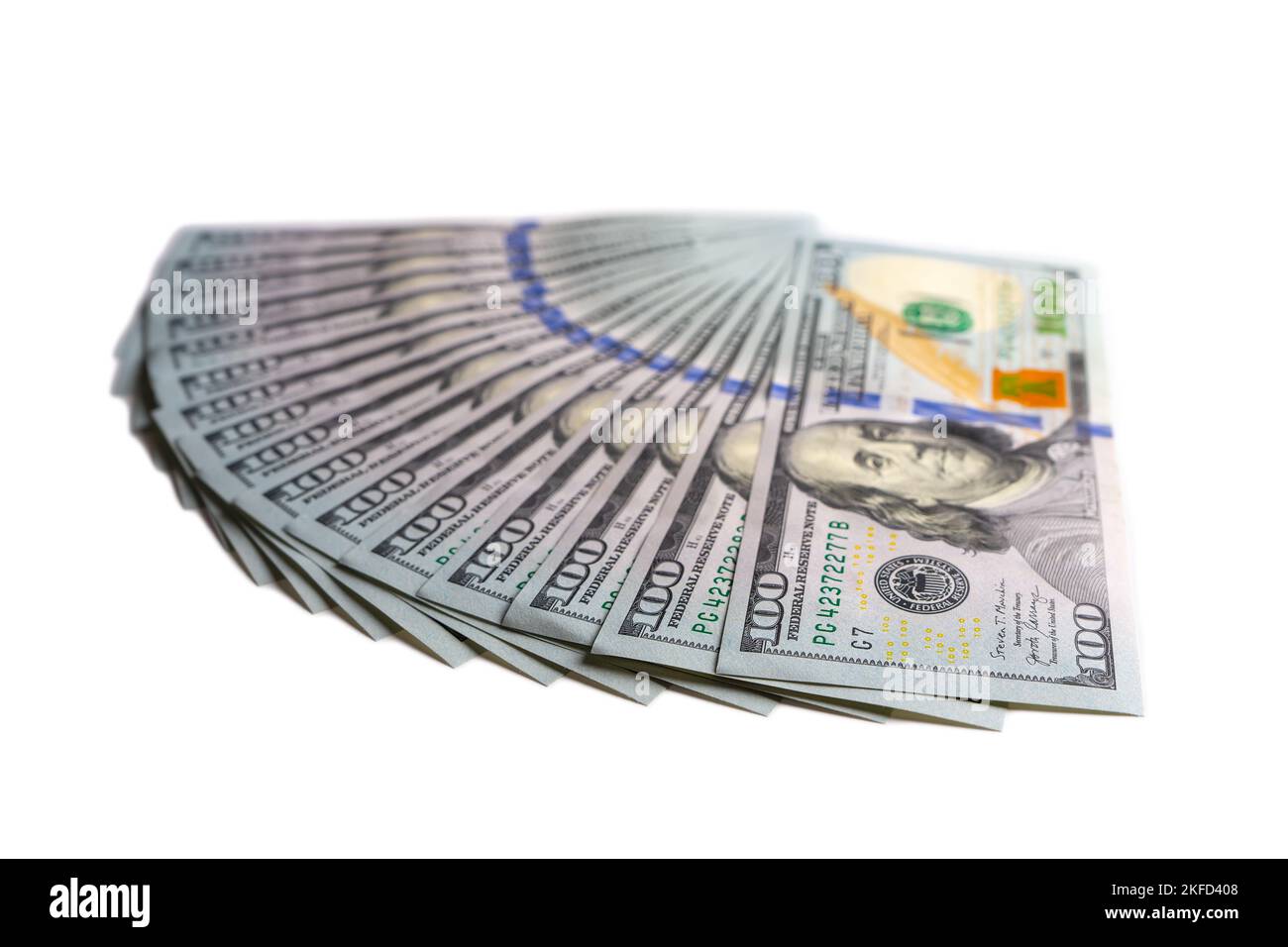 Pila di fatture in dollari statunitensi di nuovo design isolate su sfondo bianco. Centinaia di banconote in dollari. Vista dall'alto, disposizione piatta. Business, finanza, banca, curre Foto Stock