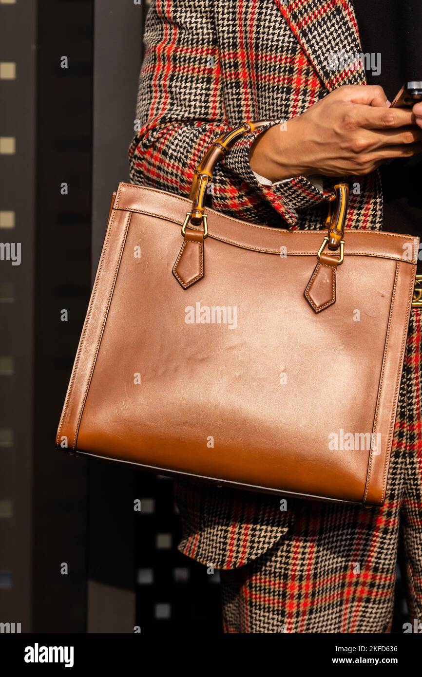 Milano, Italia - 23 settembre 2022: Donna che indossa Gucci Diana borsa tote piccola, abbigliamento Street style. Foto Stock