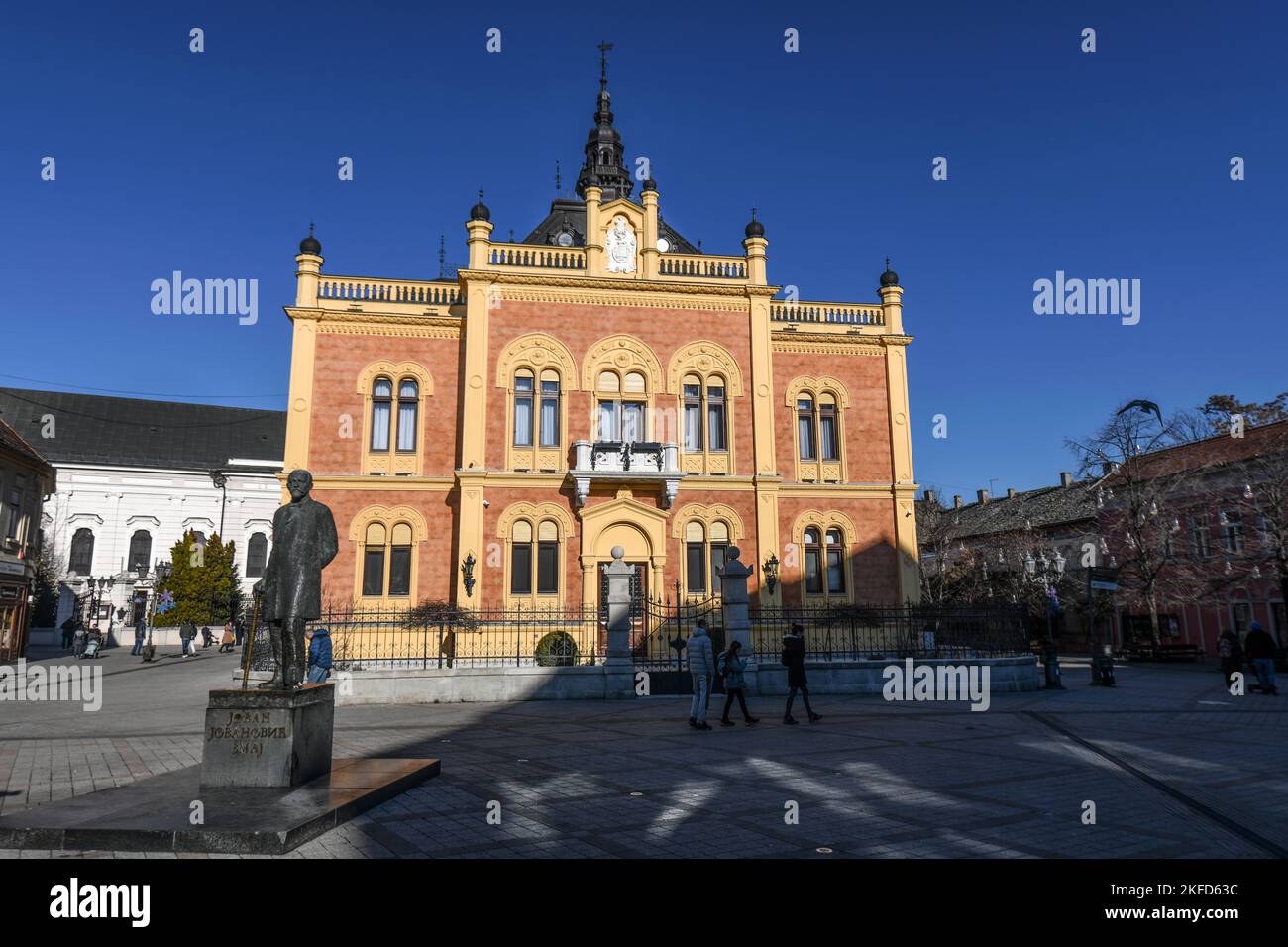 Novi Sad: Palazzo Vescovile della diocesi di Backa (Vladicanski Dvor) e statua di Jovan Jovanovic. Serbia Foto Stock