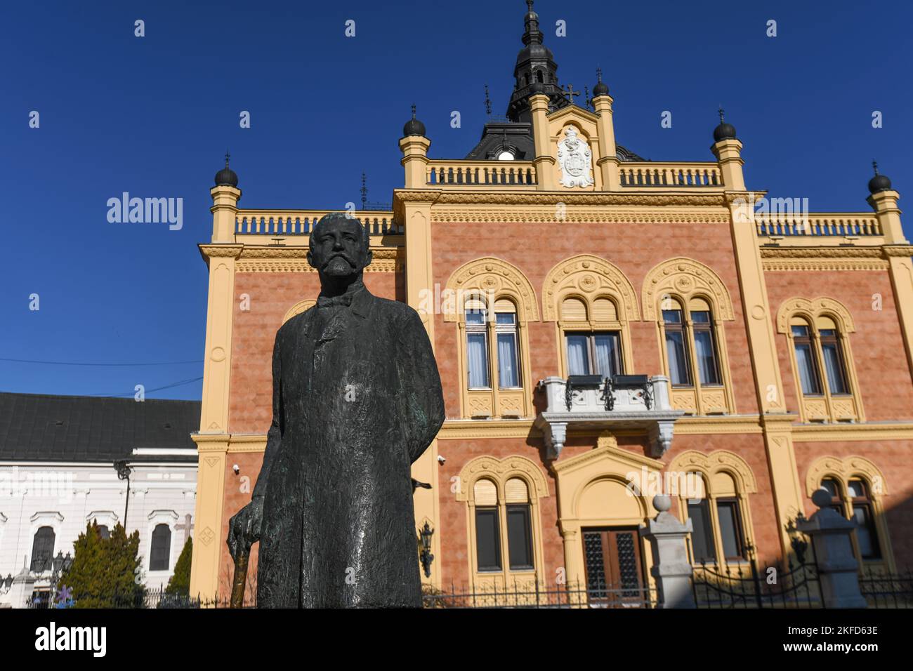 Novi Sad: Palazzo Vescovile della diocesi di Backa (Vladicanski Dvor) e statua di Jovan Jovanovic. Serbia Foto Stock