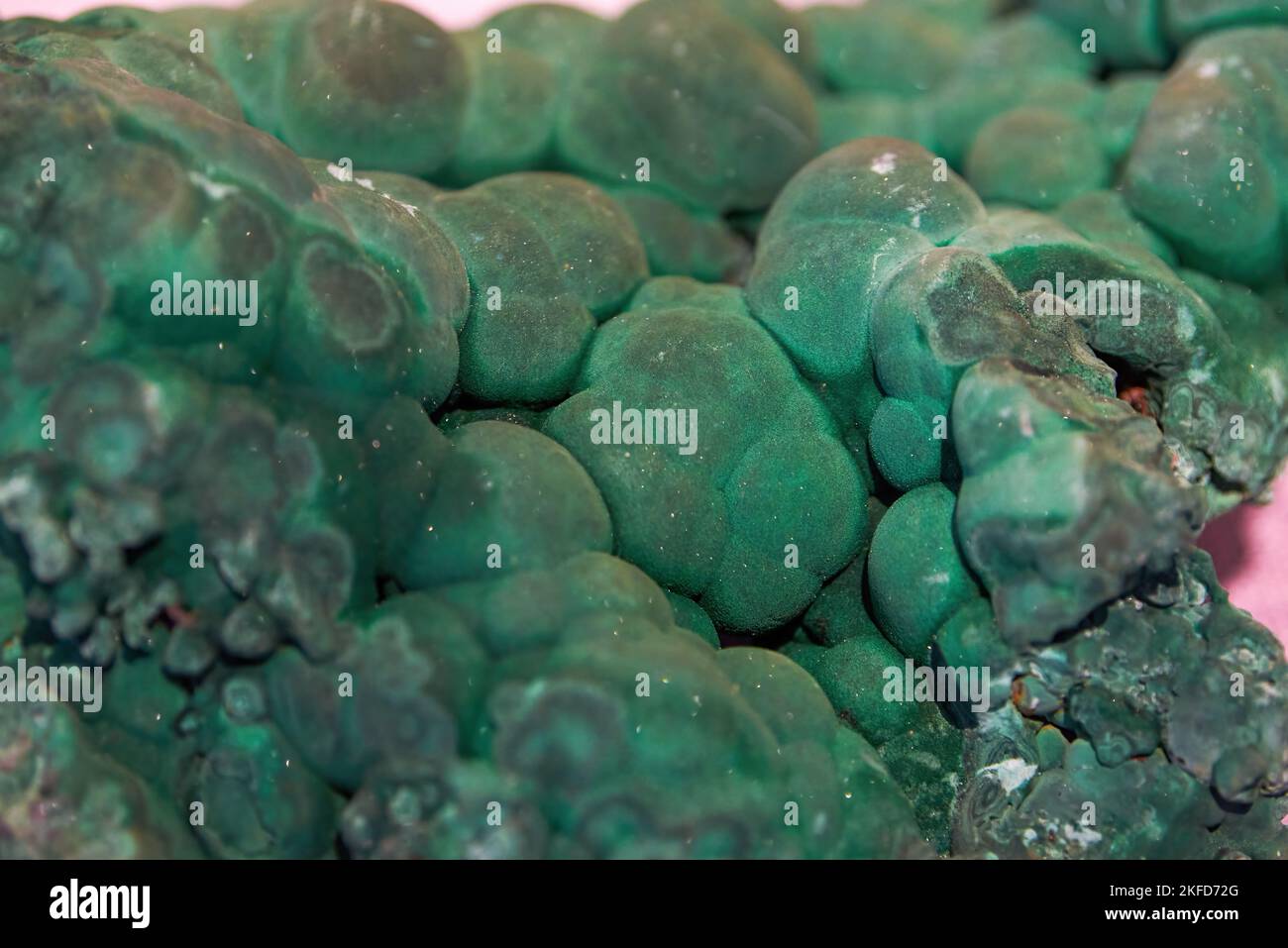 Primo piano di minerale cristallino verde raro presente in natura Foto Stock
