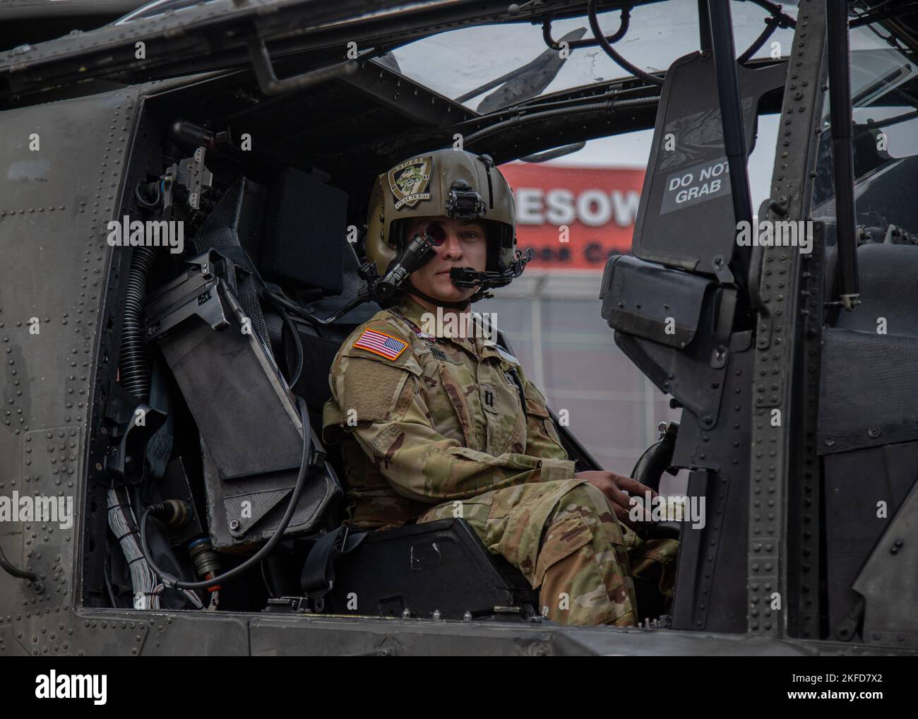 Mason Conine, un ufficiale dell'aviazione, una parte di Alpha Company, 1st battaglione (attacco), 3rd reggimento dell'aviazione, 12th Brigata dell'aviazione di combattimento, US Army Europe e Africa, guarda attraverso il suo display montato su casco, il sistema integrato di puntamento e casco, Dalla sede del pilota del suo elicottero AH-64D Apache Attack durante la 30th° edizione dell'International Defense Industry Exhibition (MSPO) a Kielce, Polonia, 8 settembre 2022. Più di 185 espositori del settore della difesa provenienti da oltre 15 paesi hanno partecipato a MSPO, una mostra internazionale destinata a mostrare Foto Stock
