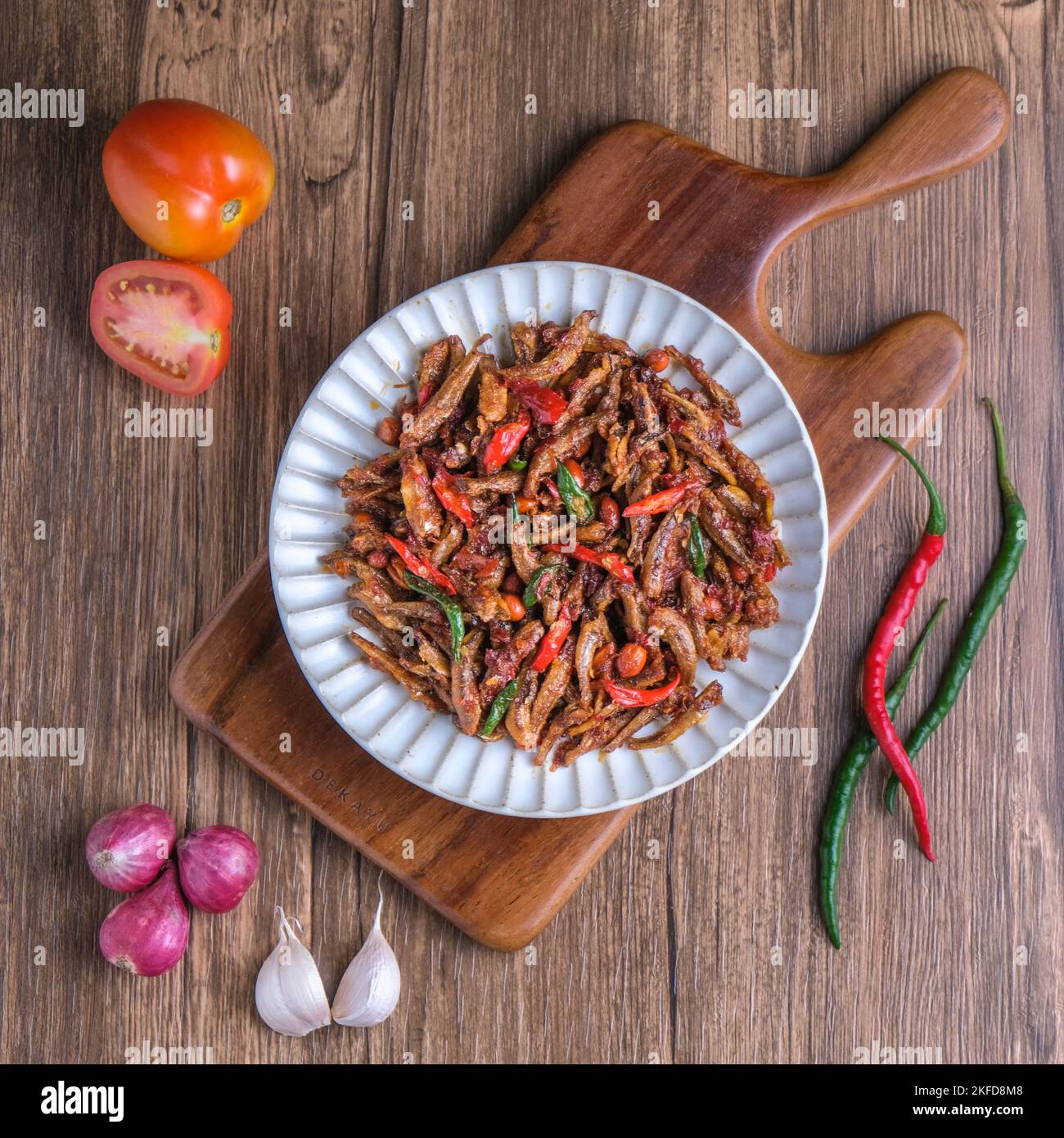 Acciughe e fagioli Balado, pesce salato lavorato - Teri Kacang Balado Olahan Ikan Asin Foto Stock