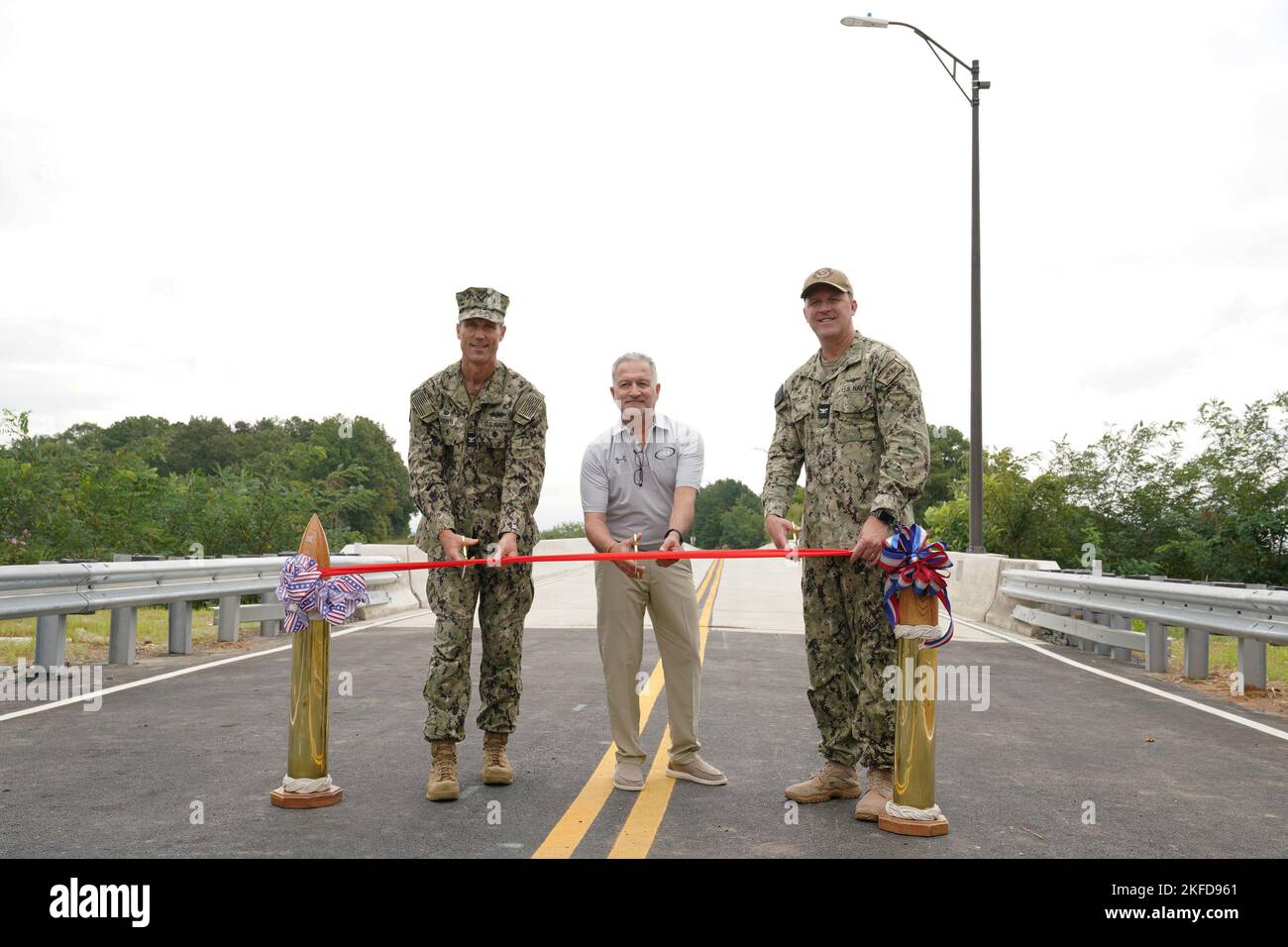 Il NAVFAC Washington ha tagliato il nastro su un nuovo ponte che attraversa Gambo Creek presso la Naval Support Facility (NSF) di Dahlgren il 8 settembre. (Da sinistra a destra) Capo Eric Hawn, NAVFAC Washington comandante ufficiale, Paul Rosseau, presidente, C.E.R., Inc., e Capo Todd Copeland, NSA South Potomac Foto Stock