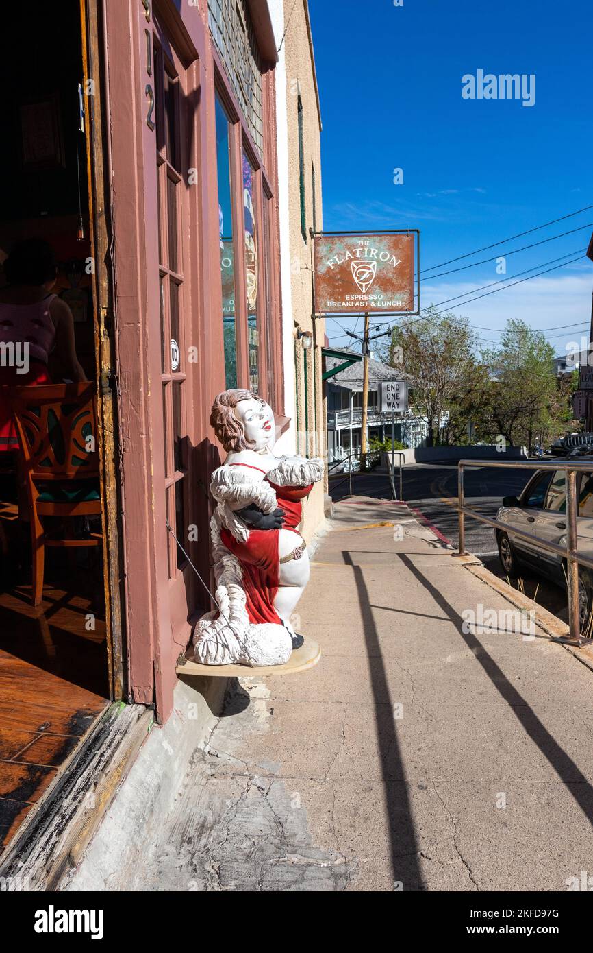 Uno scatto verticale di una scultura di una casa di prostituzione sul marciapiede di una strada stretta a Jerome, Arizona Foto Stock