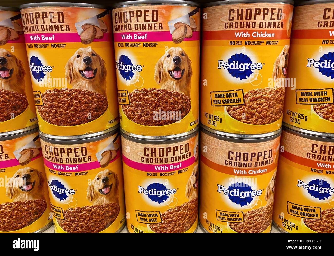 Un primo piano di cena in scatola tritata con cibo per cani su uno scaffale di un negozio di alimentari Foto Stock