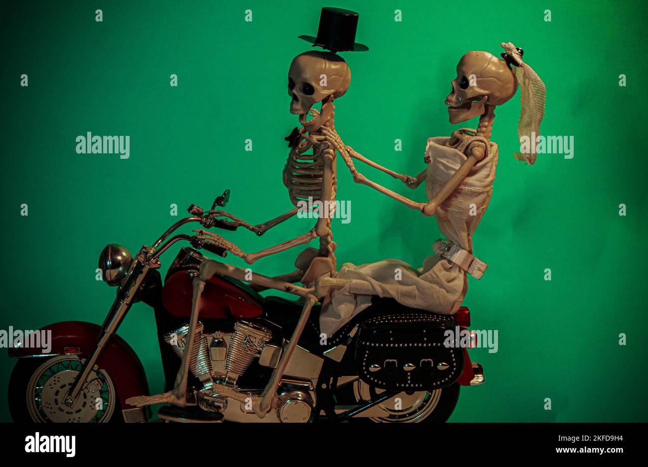 Felicemente sposato coppia scheletro a cavallo di una moto Foto Stock