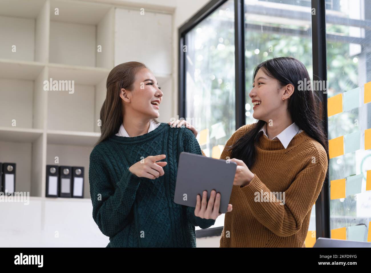 diversi colleghi che lavorano insieme in sala riunioni, brainstorming, discutere, analizzare e pianificare la strategia aziendale. Foto Stock