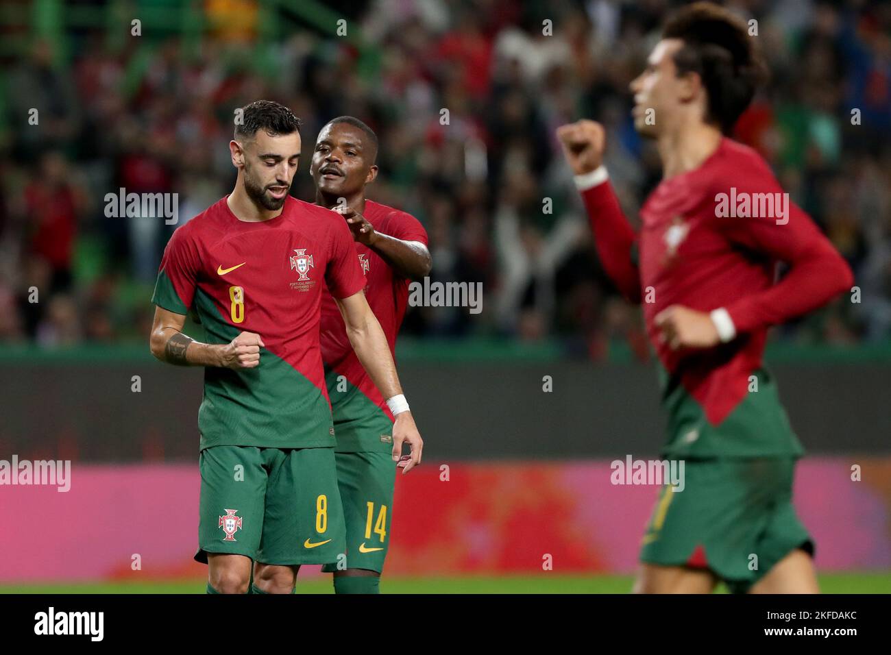 Lisbona. 17th Nov 2022. Bruno Fernandes (L) del Portogallo festeggia con i compagni di squadra dopo aver segnato durante una partita di calcio internazionale amichevole tra Portogallo e Nigeria a Lisbona, Portogallo, il 17 novembre 2022 Credit: Pedro Fiuza/Xinhua/Alamy Live News Foto Stock