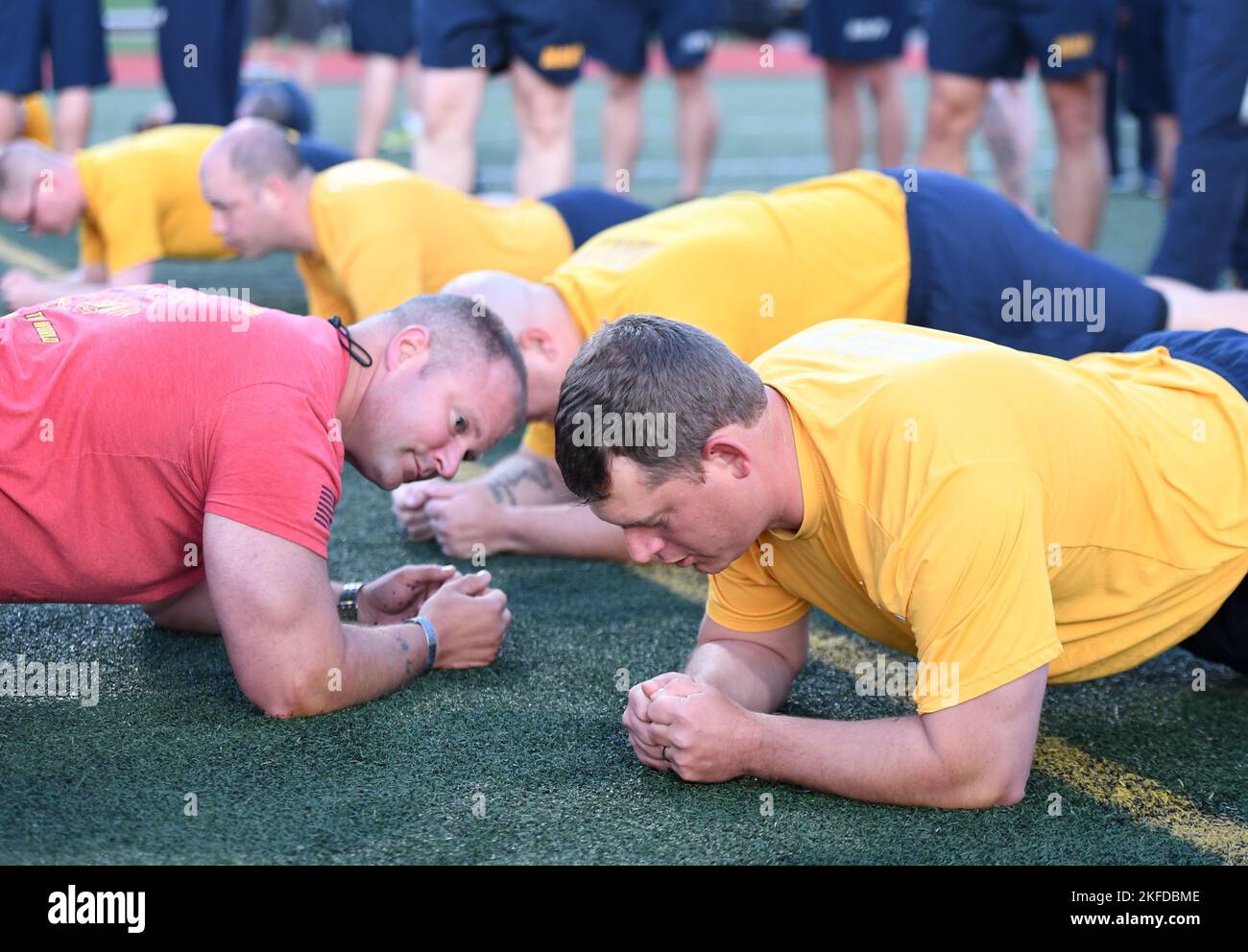 220909-N-GR655-0063 GROTON, Conn. (9 settembre 2022) – Senior Chief Petty Officer Simon Makuchowski, a sinistra, un membro dell'ospedale collegato al sottomarino Readiness Squadron 32, motiva il Chief Petty Officer selezionato durante la parte in tavola di un test di preparazione fisica a bordo della Naval Submarine base New London a Groton, Conn., 9 settembre. Il capo dell'anno fiscale 2023 seleziona tra tutti i comandi della zona di Groton sta partecipando a un periodo di allenamento di sei settimane in tutta la Marina, progettato per aumentare la fiducia, la fiducia e il lavoro di squadra. Foto Stock