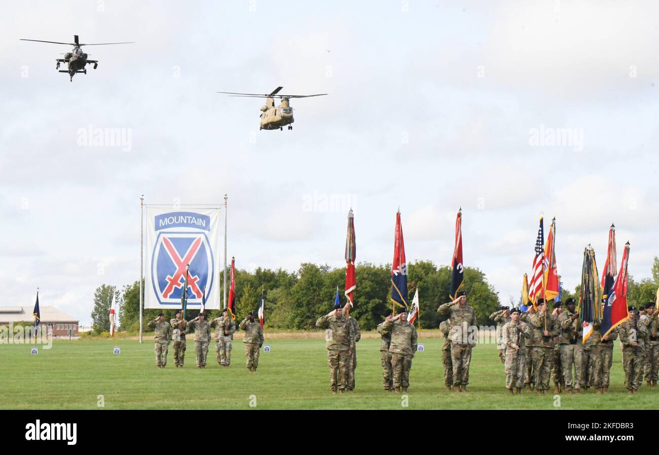 Il mantello di leadership per la 10th Mountain Division (li) e Fort Drum cambiò le mani il 9 settembre quando il Gen. Gregory Anderson assunse il comando del Gen. (P) Milford H. Beagle Jr., durante una cerimonia di cambio di comando su Sexton Field. (Foto di Mike Strasser, Fort Drum Garrison Public Affairs) Foto Stock