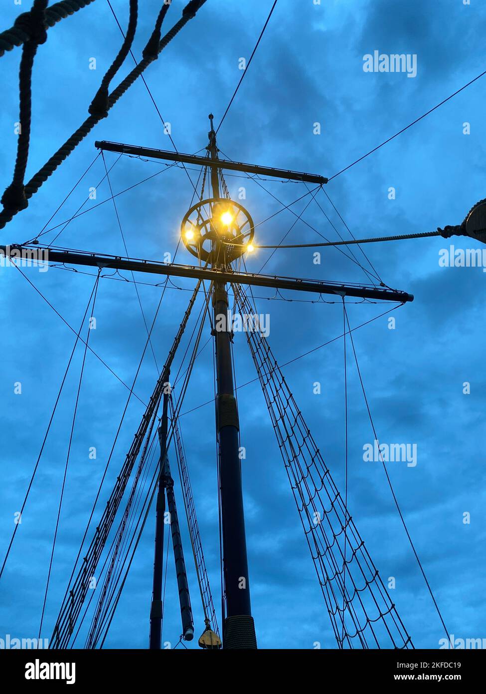 Albero di vela in legno Galleon di notte con tempo nuvoloso Foto Stock