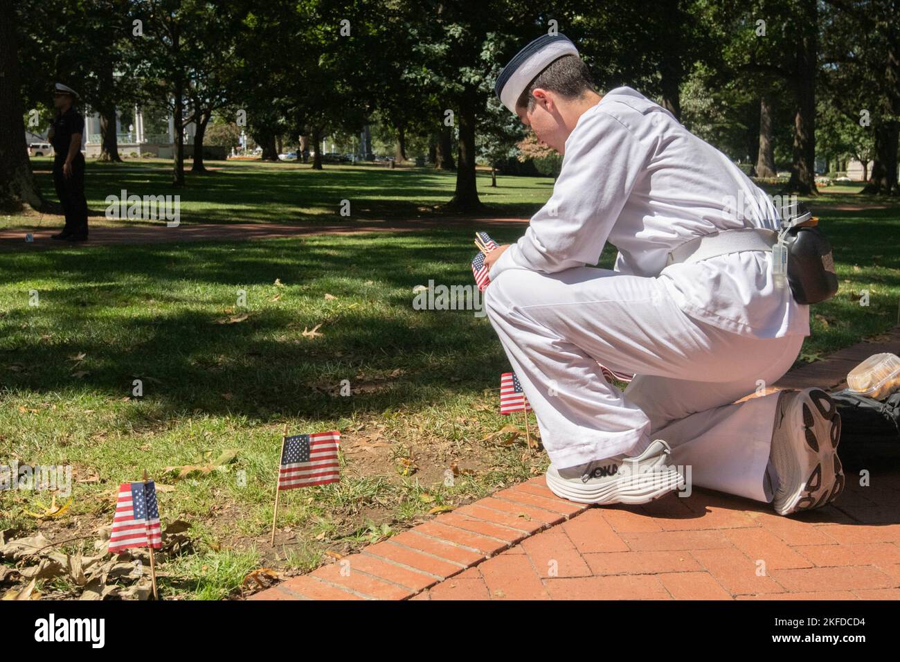 ANNAPOLIS, Md. (Settembre 9, 2022) la U.S. Naval Academy Midshipman mette una bandiera americana sullo Stribling Walk. I Midshipmen hanno messo 2.977 bandiere americane sullo Stribling Walk per onorare le vite perse il 9/11. In qualità di college universitario del servizio navale del nostro paese, la Naval Academy prepara i giovani uomini e donne a diventare ufficiali professionisti di competenza, carattere e compassione nella Marina militare statunitense e nel corpo dei Marine. Foto Stock