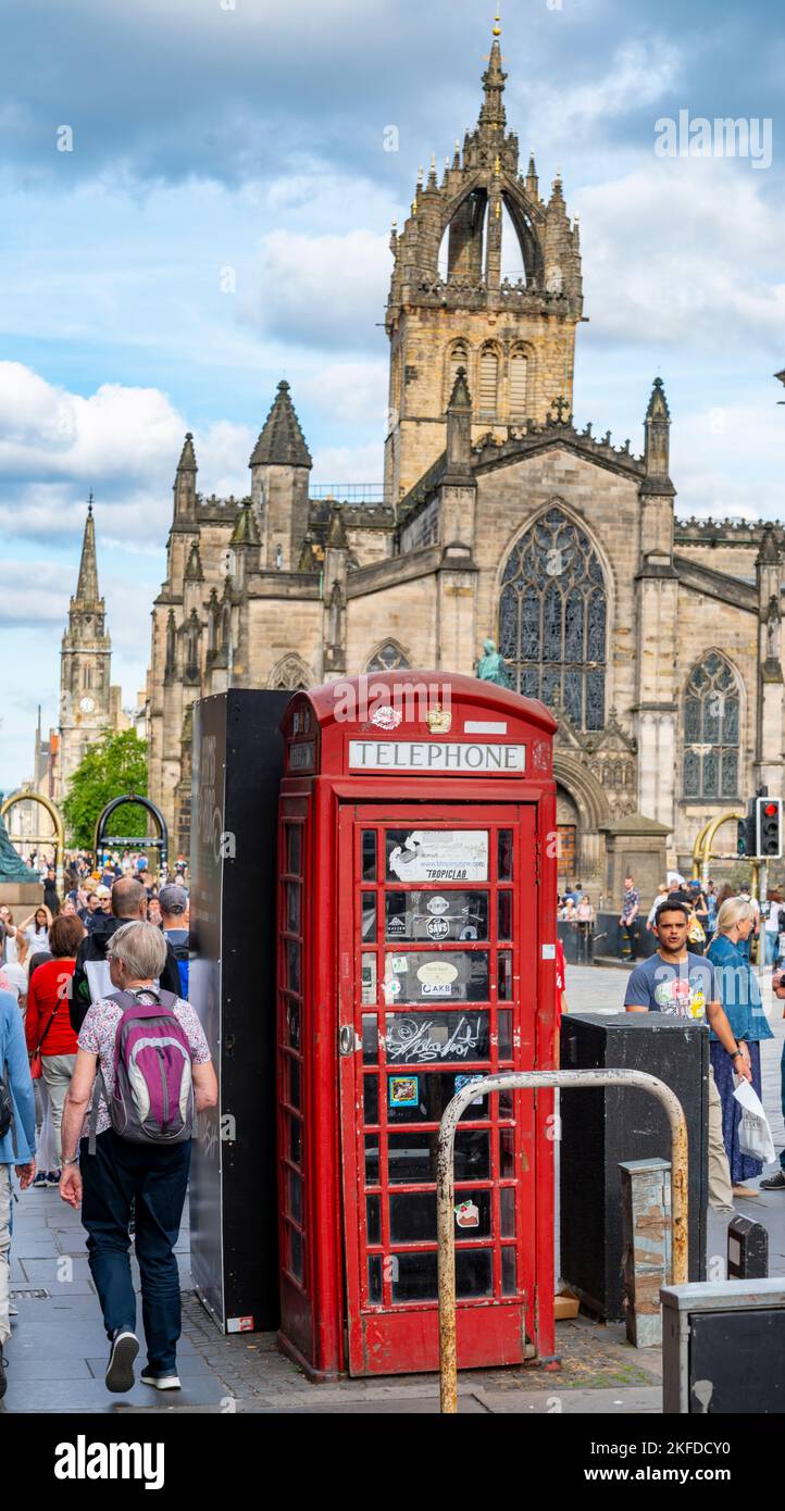 Edimburgo, Scozia, 30 2022 luglio: Durante il festival estivo Fringe, molte persone passeggiano sulla famosa strada della capitale, passando davanti a questa, ora raramente utilizzata, iconica rossa Foto Stock