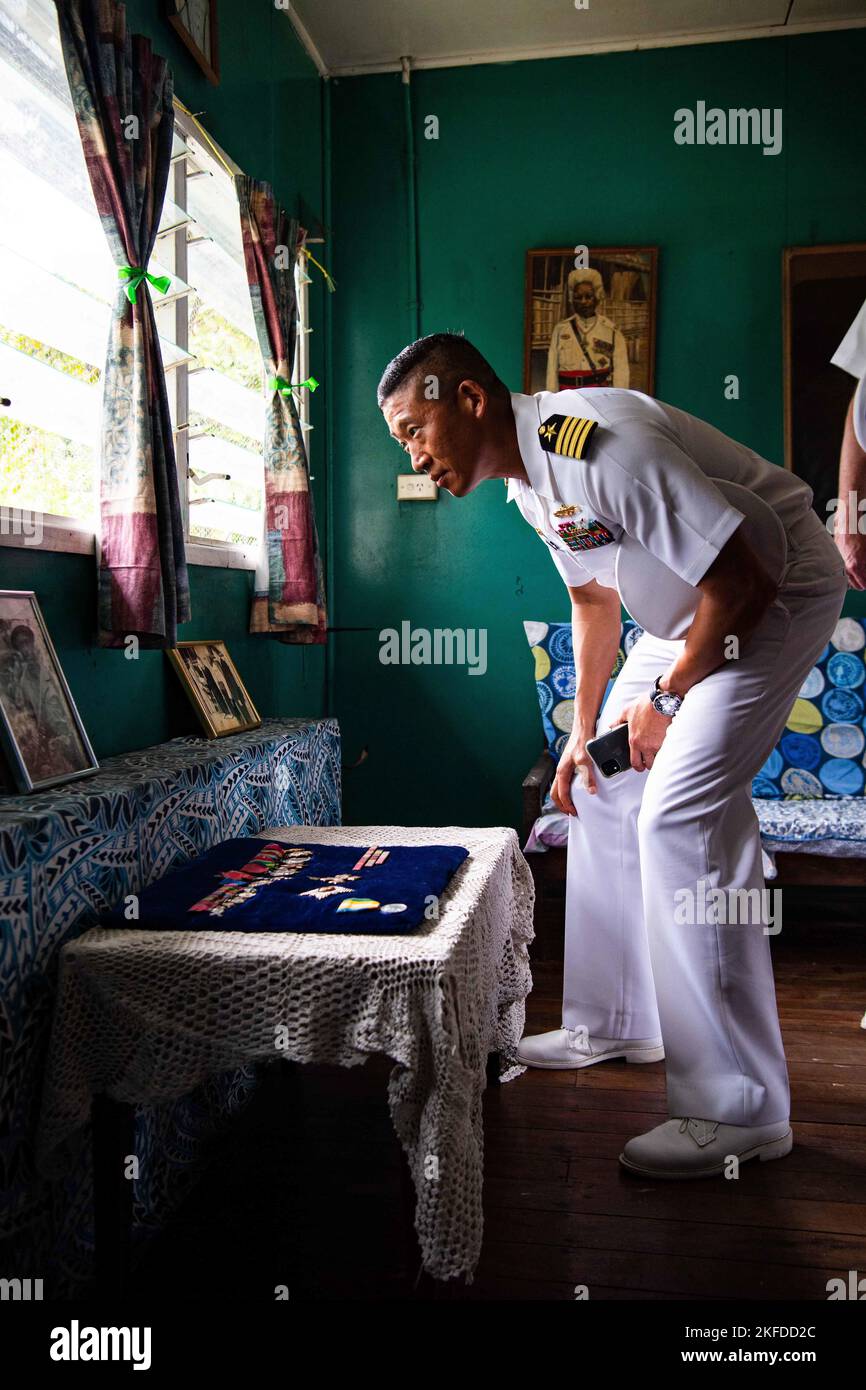 HONIARA, Isole Salomone (settembre 9, 2022) – il capitano Hank Kim, comandante della missione Pacific Partnership 2022, fa un tour all'interno della casa di Sir Jacob C. Vouza, veterano della seconda guerra mondiale, durante il Pacific Partnership 2022. Ora nel suo 17th° anno, Pacific Partnership è la più grande missione multinazionale annuale di assistenza umanitaria e di preparazione alle catastrofi condotta nell'Indo-Pacifico. Pacific Partnership è una missione unificante che promuove amicizie e cooperazione durature tra molte nazioni. La missione dell’anno nelle Isole Salomone comprenderà partecipanti provenienti da Stati Uniti, Giappone e Australia Foto Stock