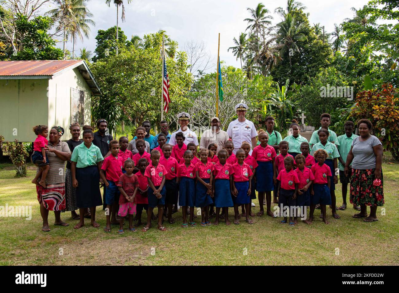 HONIARA, Isole Salomone (settembre 9, 2022) – Capo Hank Kim, comandante della missione Pacific Partnership 2022, al centro a sinistra, e Russell Comeau, carica d’affari degli Stati Uniti per le Isole Salomone, al centro, posa per una foto con i discendenti di Sir Jacob C. Vouza, veterano della seconda guerra mondiale, E Sir Jacob Souza Memorial School durante un tour durante Pacific Partnership 2022. Ora nel suo 17th° anno, Pacific Partnership è la più grande missione multinazionale annuale di assistenza umanitaria e di preparazione alle catastrofi condotta nell'Indo-Pacifico. Pacific Partnership è una missione unificante che promuove l'endu Foto Stock