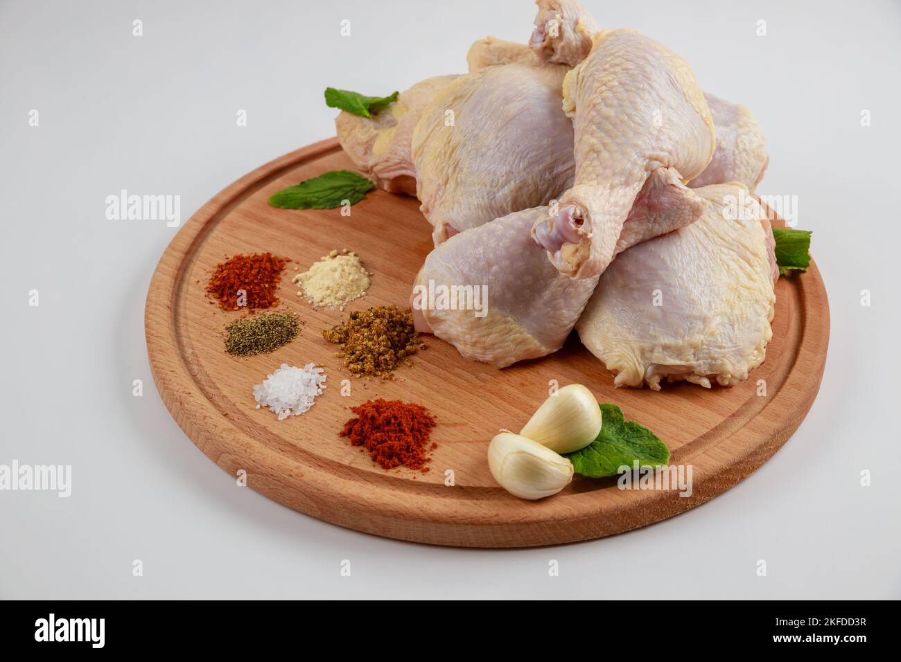 Cuoci i bastoncini di pollo crudi con le spezie per un pasto gustoso. Foto Stock