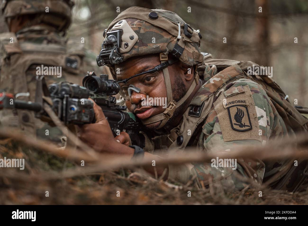 Un soldato degli Stati Uniti assegnato alla truppa Bulldog, 1st Squadron 91st Cavally Regiment, 173rd Fanteria Brigade Combat Team - Airborne (173rd IBCT ABN), fornisce sicurezza durante l'esercizio Saber Junction 22 presso Hohenfels Training Area, Joint multinazionale Readiness Center (JMRC) a Hohenfels, Germania, 09 settembre 2022. Saber Junction 22 è una rotazione di addestramento al combattimento progettata per valutare la prontezza dell'IBCT 173rd (ABN) nell'esecuzione delle operazioni in un ambiente congiunto e combinato e per promuovere l'interoperabilità con le nazioni alleate e partner partecipanti. Foto Stock