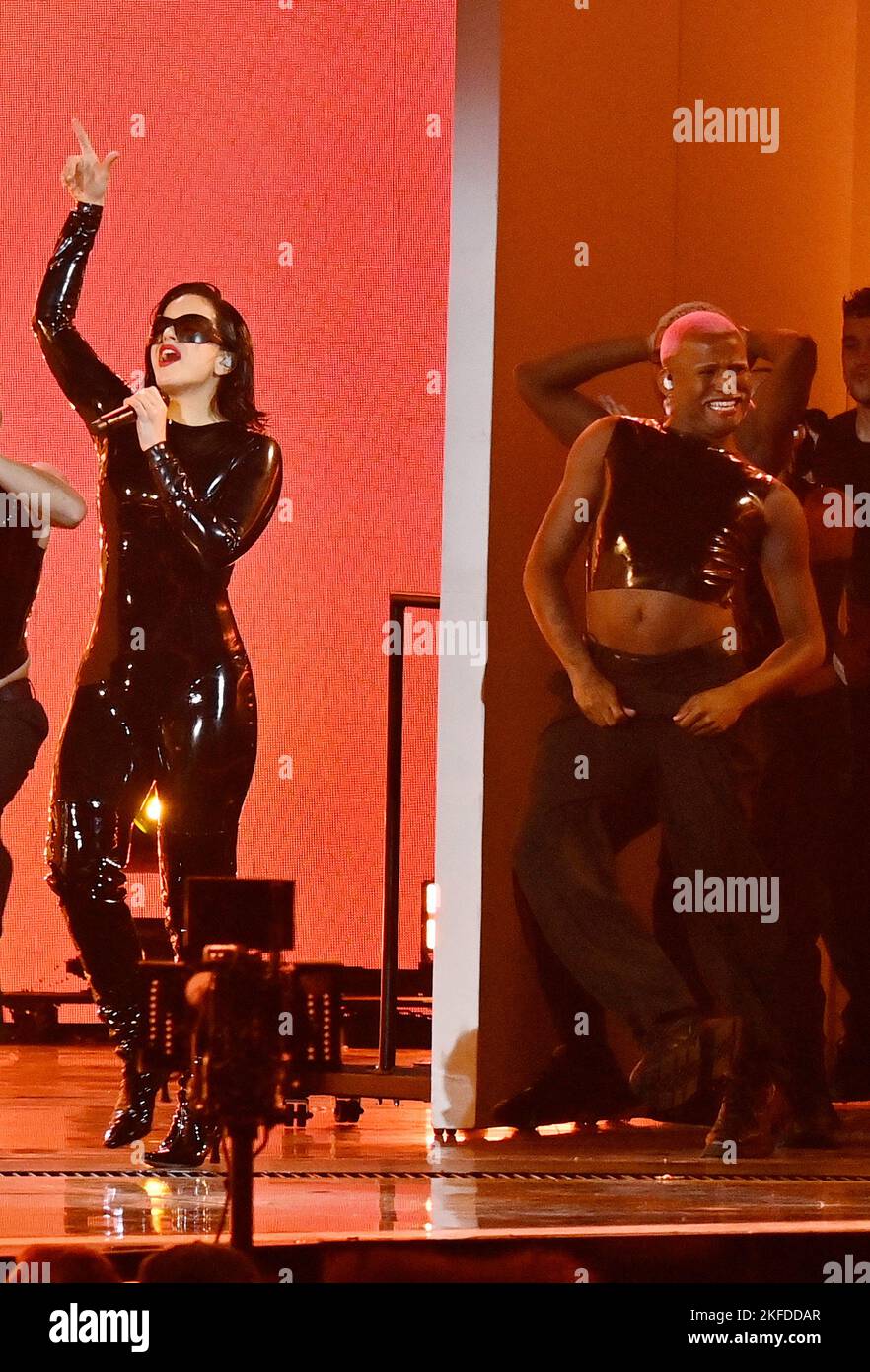 Las Vegas, Stati Uniti. 17th Nov 2022. Rosalia si esibisce sul palco durante i Latin Grammy Awards 23rd annuali alla Michelob Ultra Arena al Mandalay Bay Resort and Casino di Las Vegas, Nevada, giovedì 17 novembre 2022. Foto di Jim Ruymen/UPI Credit: UPI/Alamy Live News Foto Stock