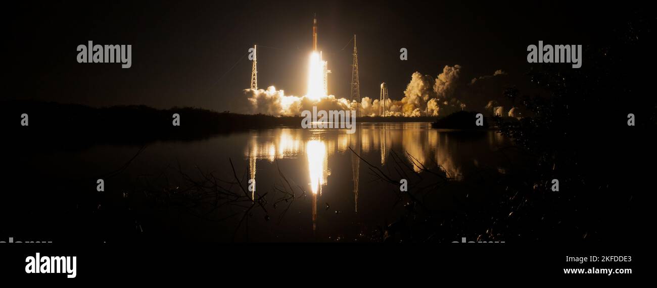 Immagine panoramica del lancio della navicella spaziale Orion a Cape Canaveral, Florida. Lancio di un razzo con detriti di fumo. Elementi di questa immagine forniti dalla NASA. Foto Stock