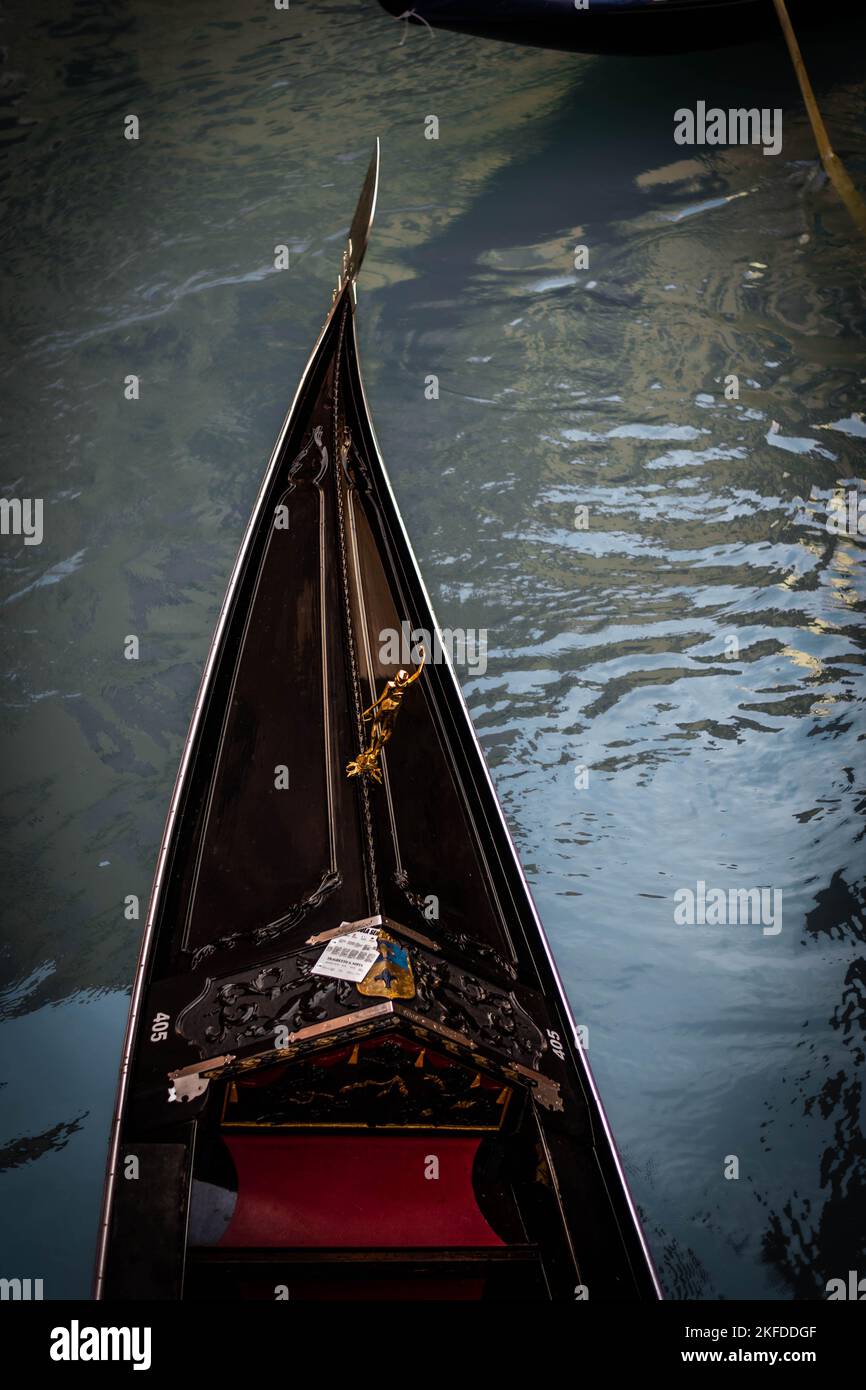 Davanti alla gondola, una tradizionale barca a remi veneziana, su un canale di Venezia Foto Stock