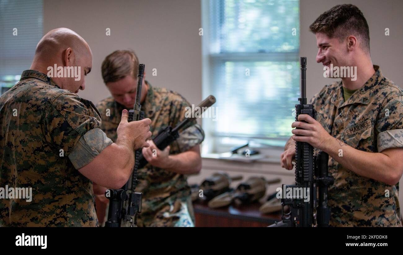 U.S. Marines con 2D Marine Division assemblare e smontare M27 fucili automatici di fanteria durante il programma di valutazione del leader della divisione 4-22 a Camp Lejeune, North Carolina, 9 settembre 2022. Il programma di valutazione fornisce a Marines opportunità di apprendimento e mentoring, che aiutano a formare e sviluppare Marines che dimostrano un livello apice di letalità, resistenza e capacità di combattimento globale. Foto Stock