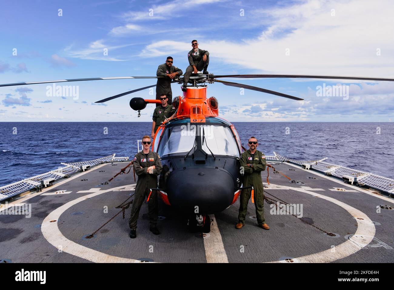 I membri dell'equipaggio assegnati alla Stazione aerea della Guardia Costiera di Houston e Miami posano per una foto sull'elicottero MH-65 Dolphin a bordo dell'USCGC Mohawk (WMEC 913) mentre sono in corso nell'Oceano Atlantico, il 9 settembre 2022. Un distaccamento dell'aviazione si è temporaneamente schierato con il Mohawk per una pattuglia AFRICOM di 3 mesi. Foto Stock