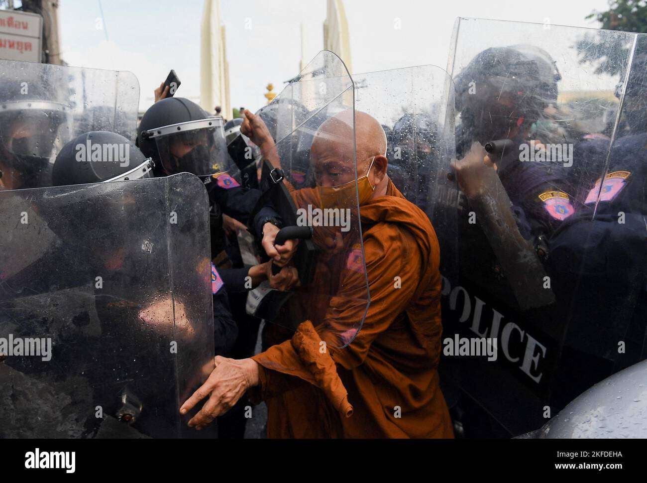 Gli ufficiali di polizia spingono i loro scudi su un dimostratore durante una protesta contro il vertice 2022 della cooperazione economica Asia-Pacifico (APEC), vicino al Monumento della democrazia a Bangkok, Thailandia, 18 novembre 2022. REUTERS/Chalinee Thirasupa Foto Stock