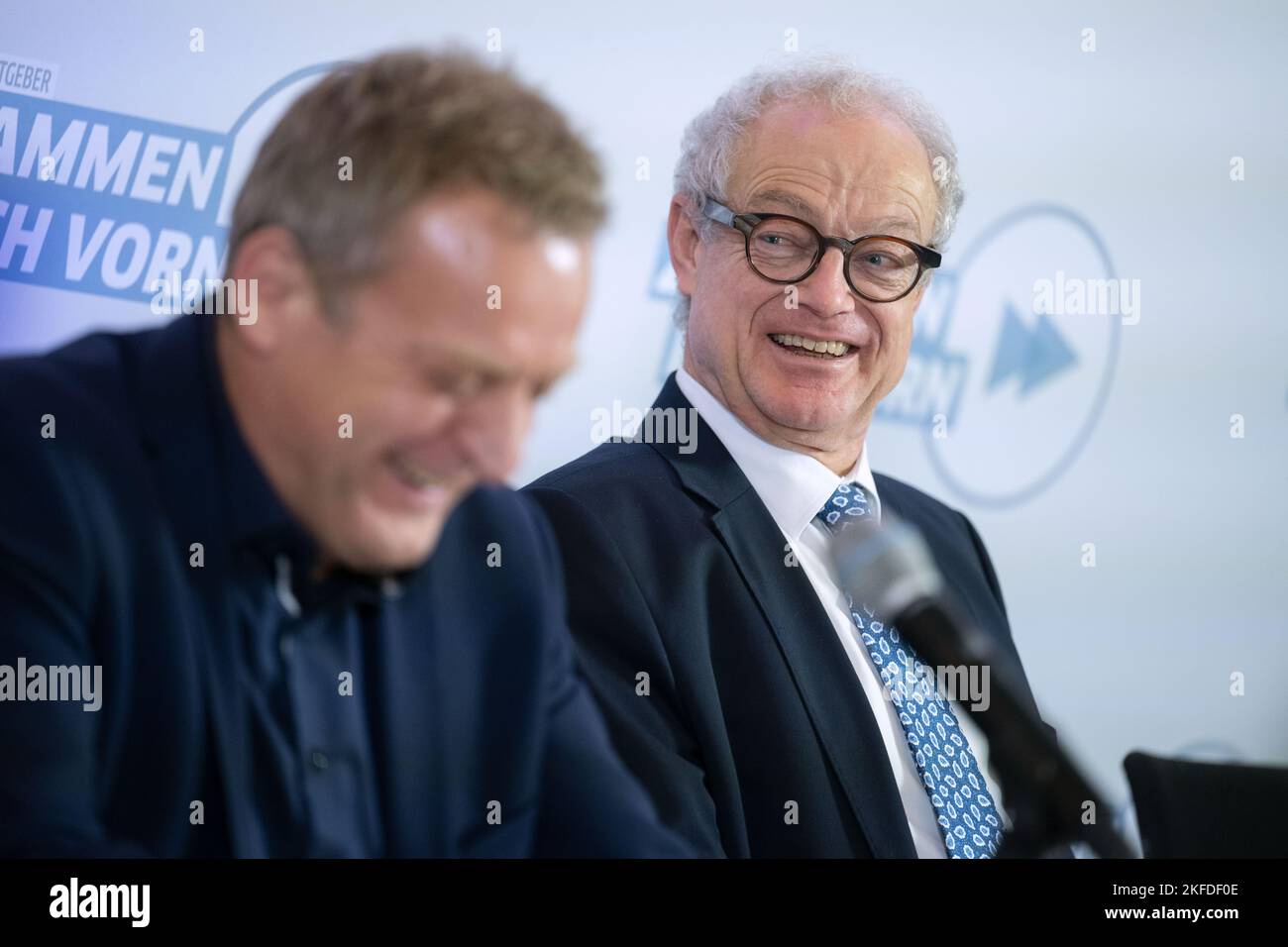 Ludwigsburg, Germania. 18th Nov 2022. Roman Zitzelsberger (l), District Manager di IG Metall Baden-Württemberg, e Harald Marquardt, Vice Presidente di Südwestmetall, partecipano a una conferenza stampa alla quale sono stati presentati i risultati della contrattazione collettiva nel settore dei metalli e dell'elettricità. È stato raggiunto un accordo nella disputa salariale nel settore dei metalli e dell'elettricità. Credit: Marijan Murat/dpa/Alamy Live News Foto Stock