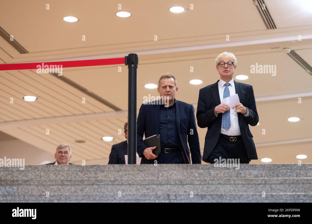 Ludwigsburg, Germania. 18th Nov 2022. Harald Marquardt (r-l), Vice Presidente di Südwestmetall, Roman Zitzelsberger, Direttore distrettuale di IG Metall Baden-Württemberg, e Jörg Hofmann, primo Presidente di IG Metall, arrivano a una conferenza stampa per presentare i risultati della contrattazione collettiva nell'industria metallurgica ed elettrica. È stato raggiunto un accordo nella disputa salariale nel settore dei metalli e dell'elettricità. Credit: Marijan Murat/dpa/Alamy Live News Foto Stock