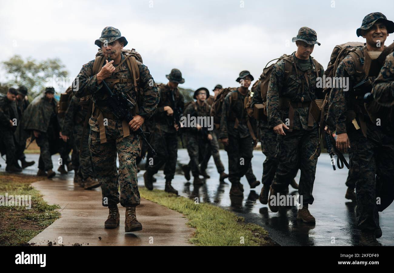 U.S. Marines with 3D Marine Littoral Regiment, 3D Marine Division, partecipa a un'escursione commemorativa del 9/11 sulla base del corpo dei Marine Hawaii, 9 settembre 2022. Marines con 3D MLR ha pagato il tributo e il ricordo alle vittime del 11 settembre 2001, conducendo un'escursione di 11 km. Foto Stock