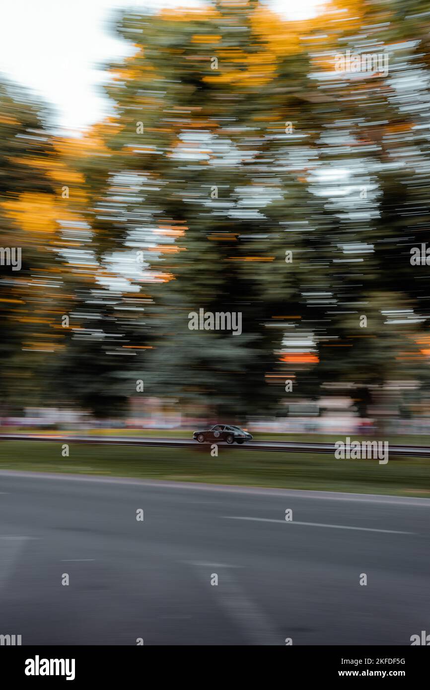 Uno scatto verticale di una vettura durante un Rally retrò da Ypres a Istanbul ad Arad, Romania Foto Stock