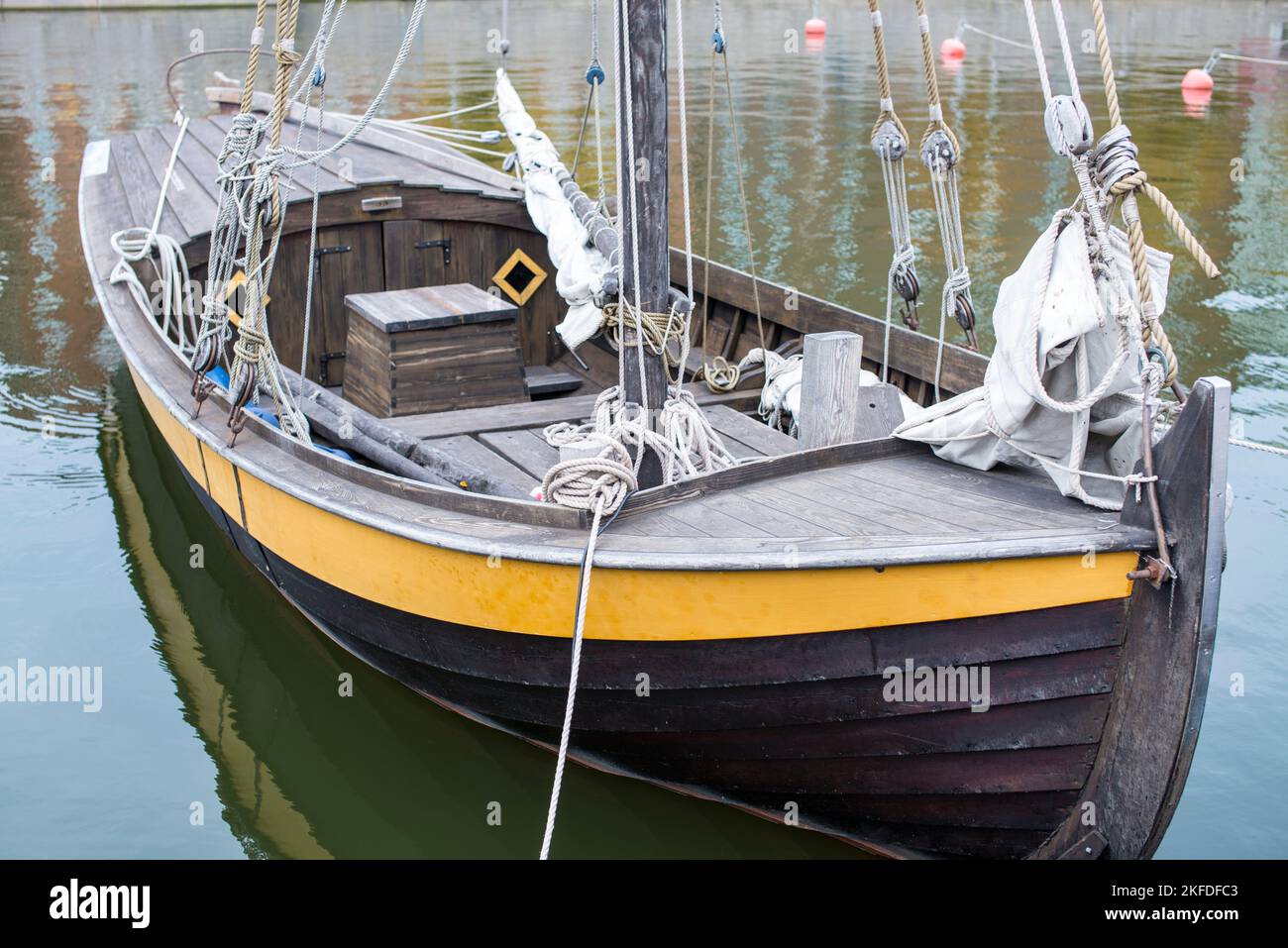 Imbarcazione da lavoro tradizionale, porto di Helsinki, Finlandia Foto Stock